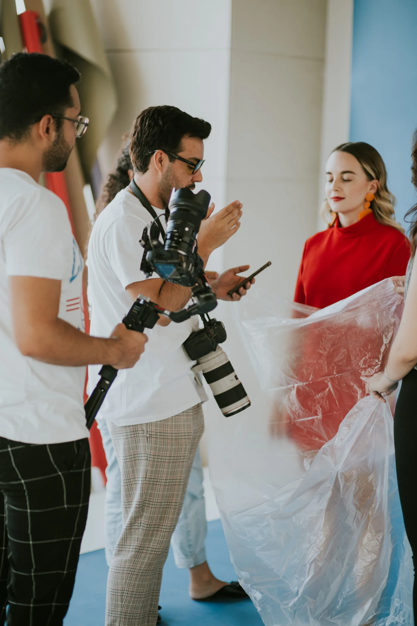 Kreativteam bereitet ein Fotoshooting vor