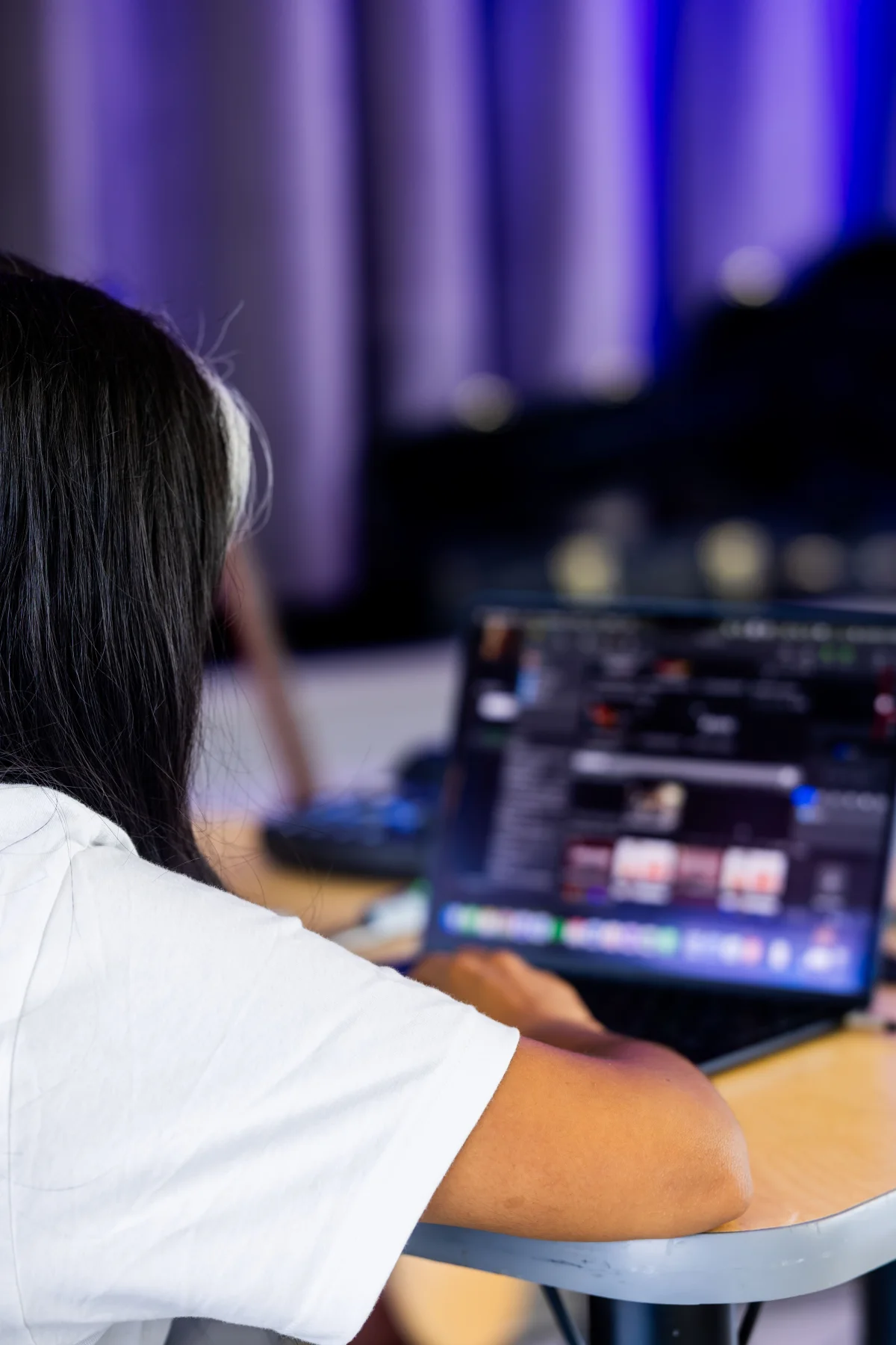 Creatorin beim Videoschnitt am Laptop