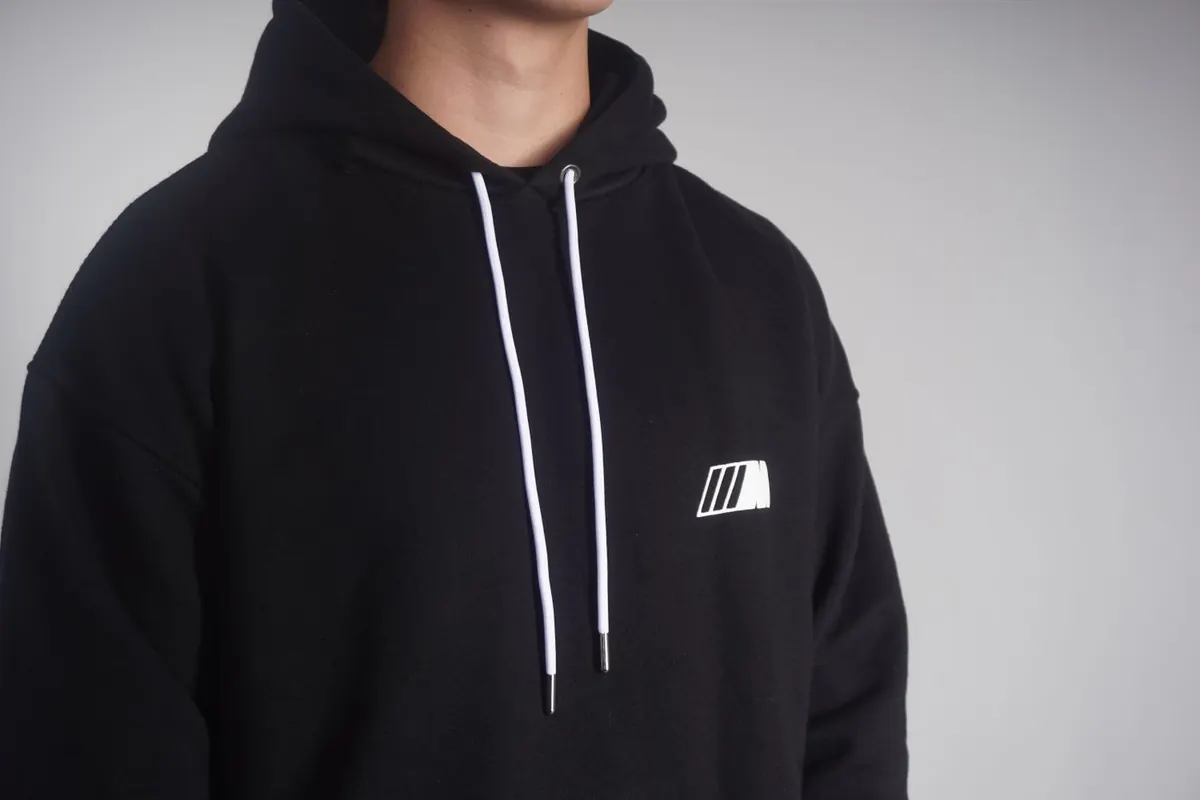Schwarzer Hoodie mit kleinem hellem Logo auf der Brust