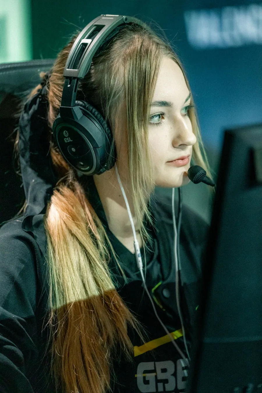 Streamerin mit Headset vor ihrem Monitor